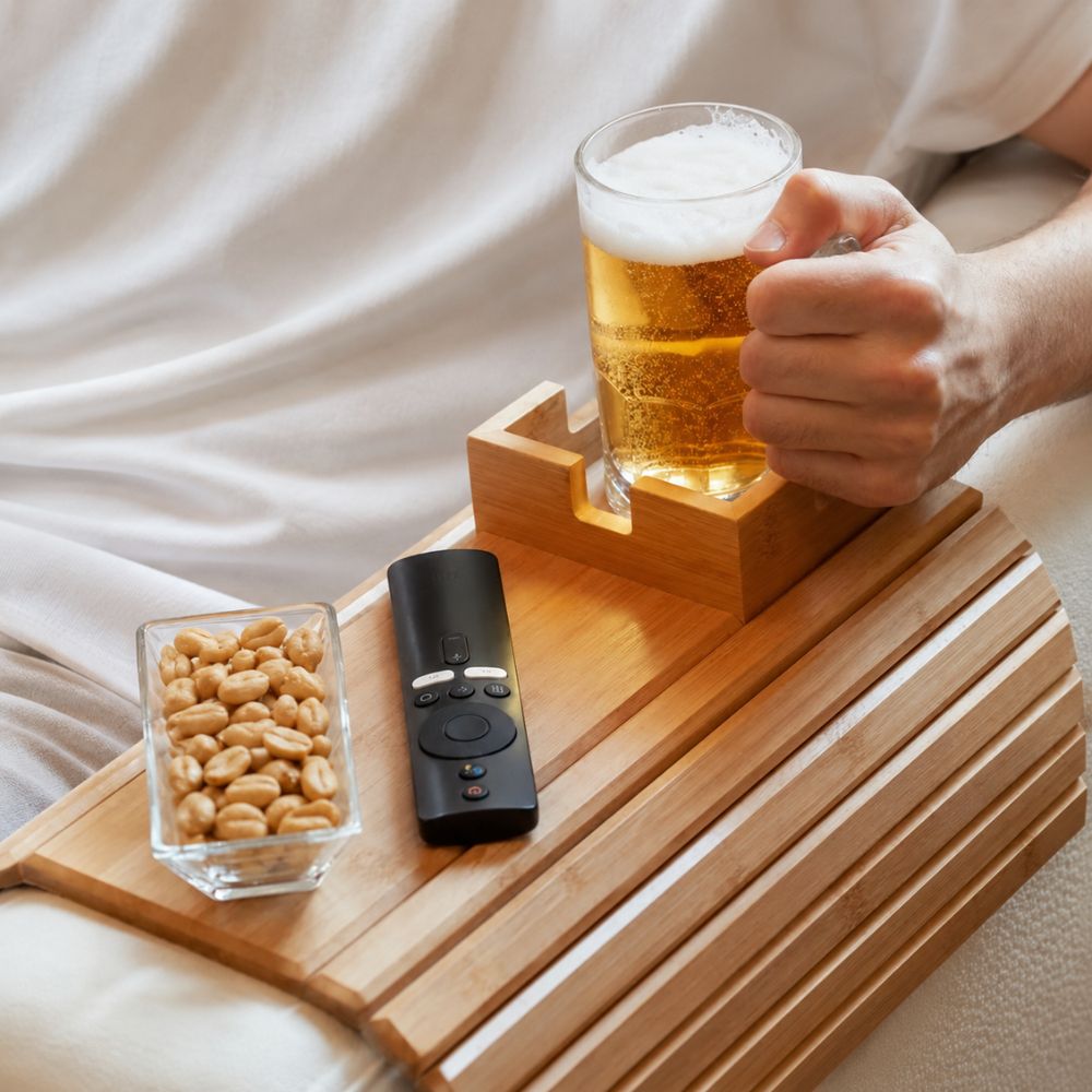CouchMate™ – Bambusový podnos na opěrku gauče s držákem na nápoj