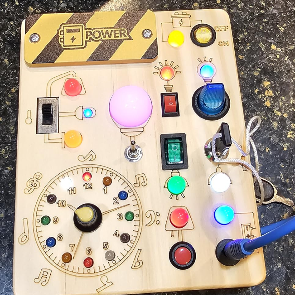 Světlo a Přepínač – dobrodružná deska pro zvídavé dětské hlavičky